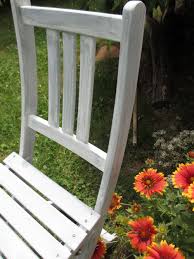 Holz lackieren anleitung so geht es ganz einfach focus de. Anleitung Zum Upcycling Eines Alten Stuhls Mit Kreidefarbe