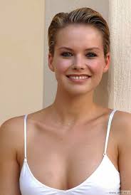 I am andrea, actress, producer and yoga teacher. Osvart Andrea Lesz A Transporter Sorozat Noi Foszereploje Growing Out Hair Female Actresses Hairdo