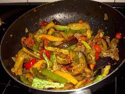 Para empezar, está el tochi, un arroz al wok salteado con arveja orgánica, zanahoria, germinados de soya, albóndigas artesanales de cerdo, acompañado de camarones y salsa de ostra. Salteado De Verduras Al Wok Esta Es La Mejor Receta