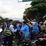 Motociclistas quitaron a los indígenas que intentaron bloquear la glorieta de La Alpujarra, Medellín | El Colombiano