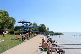 19.000 m 2 szabad zöldterület a napozáshoz, a napernyő szélben susogó fűzfa, az ebéd lángos, a. Balatontourist Strand Holiday Kemping Campground Reviews Balatonakali Somogy County Hungary Tripadvisor
