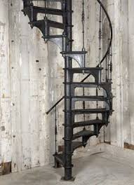 Cet escalier en fer forgé, avec son look 'fin xixème siècle', inspiré des bistrots français, sa rampe ornée, la chaleur de ses marches bois, s'intègre dans tout type d'intérieur avec charme et caractère. 18 Idees De Escalier Colimacon Escalier Escalier En Colimacon Colimacon