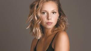 Laura Dutra's Instagram, Twitter & Facebook