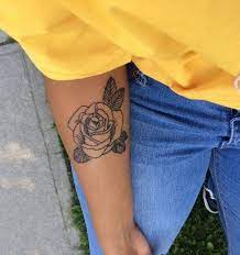 Enlevez le film de protection. La Fine Fleur Des Tatouages De Roses Tatouage Rose Avant Bras Tatouage Rose Tatouage