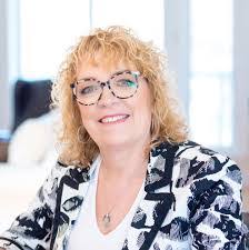 Suzanne Schell's Instagram, Twitter & Facebook