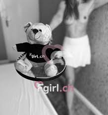 Aurora - Escort à Genève belle blonde aux yeux marron