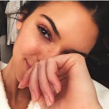 Poznáte najnovší beauty trend? FALOŠNÉ PEHY: Vážne, prisahajú na ne modelky  aj Kendal Jenner