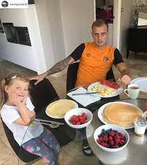View the player profile of kamil grosicki (grosicki k.) on flashscore.com. Jak Mieszkaja Grosiccy Wrazenie Robi Salon Ale Spojrzcie Co Znajduje Sie Na Zewnatrz