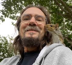 Guten Morgen Mein kleiner neuer Freund Fips, gönnt sich hier ein paar  Sonnenblumenkerne, auf einen alten Baumstumpf. 🐿️🌲🥰 Wünsche Euch allen  einen schönen Tag!