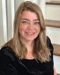 Jennifer Lutz's Instagram, Twitter & Facebook