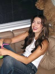 Afra Saraçoğlu: Belleza y Éxitos con YSL