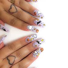 For the ultimate in halloween nail art, create 10 digits of funky, spooky nails that will compliment any costume and make you the hit of the halloween party or while trick or treating. 50 Devilishly Cute Halloween Nail Designs You Need To See Blog Des Femmes