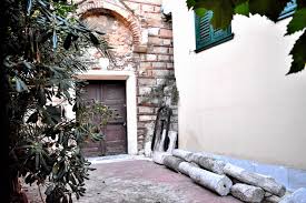 It is located on the west coast of the island, about 19 km far from the capital. Agios Iwannhs 8eologos A8hna Topgamos Gr
