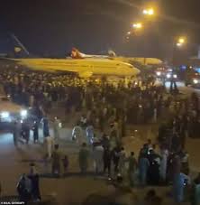 Afghans and foreigners rushed to the kabul airport on aug. N Oxtwficthh3m