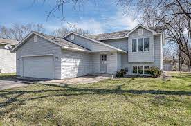 This inviting home welcomes you right in to the formal living and dining room areas. 443 Market St S Shakopee Mn 55379 House For Rent In Shakopee Mn Apartments Com