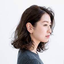 ゆるいカールの重なりが華やかさを演出 女っぷりロブヘア 40代のボブヘア ヘアスタイリング ロブヘア ボブヘア