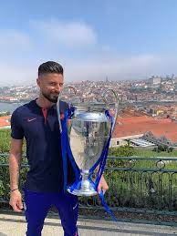 Giroud heeft nu in zeven achtereenvolgende uitduels in de champions league minstens éénmaal gescoord. Breakfast Of Champions Olivier Giroud And Cesar Azpilicueta Dine With The Trophy Football Reporting