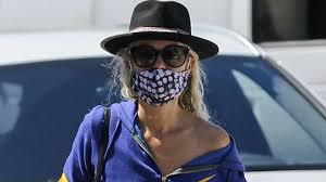 Laeticia hallyday a donc enfilé un short de sport et des chaussettes longues pour chausser ses le couple star revenait à peine de tahiti où johnny était en concert et où le clan hallyday filait un. Coronavirus Laeticia Hallyday Annule Ses Vacances En Amoureux Avec Pascal Ballant Rtl People