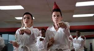 Seine freunde machen sich auf die suche nach ihm und treffen auf ein. Cobra Kai Staffel 4 Wird Noch Dieses Jahr Bei Netflix Erscheinen