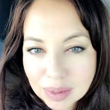 Veronica Giles's Instagram, Twitter & Facebook