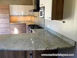 Que l'on recherche un plan de travail en granit pour une cuisine à l'ambiance moderne et minimaliste ou destiné à une ambiance plus industrielle et vintage, il existe. Plan De Travail En Granit Noir Credences Et Evier Massif 38 Et 73