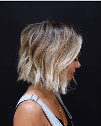 Photo coupe de cheveux carré plongeant. Il Faut Un Village Coupe Anh Co Tran Couleur Carachele Tyvan Anh Carachel Coupe Cheveux Mi Longs Blonds Coiffure Cheveux Carre Coupe De Cheveux