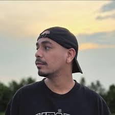 Ashley Lanz's Instagram, Twitter & Facebook