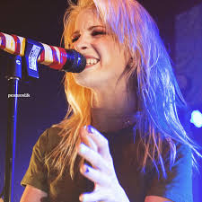 Hayley williams shared a photo of her hair dyed red/orange again and fans are being transported to their emo days. Hayley Williams Blonde By Murderxalemania On Deviantart