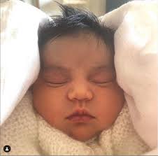 Beatriz gosta regressa às suas crónicas, depois de ter anunciado no programa passado que está à espera de uma menina, e desta vez vai mergulhar no universo de possíveis nomes para a criança. Beatriz Gosta Apresenta Filha Ca Esta A Luiza Mega Cabeluda E Bochechuda