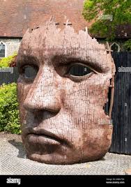 La scultura della maschera di paratia di Rick Kirby, ispirata da una linea  del Dr Faustus, opera di Christopher Marlowe, fuori dal Teatro di Marlowe  Canterbury Kent England Foto stock