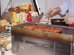 Wer einen regen verbrauch an heißgetränken hat, hat weder lust noch zeit, aller zehn minuten aufzustehen, um den vorrat an koffein aufzufüllen. Grill Rezept So Machen Sie Kasekrainer Selber Gastro
