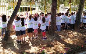 Καθιερώθηκε το 1966 από τη γενική συνέλευση των ηνωμένων εθνών σε ανάμνηση ενός τραγικού συμβάντος, που συγκλόνισε την παγκόσμια κοινή γνώμη. 8o Nhpiagwgeio Amaroysioy Pagkosmia Hmera Periballontos Me G Patoylh