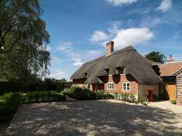 Casa cu stuf este o pensiune pe malul lacului tatlageac, în stațiunea olimp, la 1,6 km distanţă faţă de plajă. Cu AcoperiÈ™ De Stuf La Exterior Dar Frumos ModernizatÄƒ La Interior Adela Parvu Interior Design Blogger