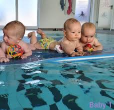 Es ist motorisch betrachtet einfach nicht möglich, denn kleinkindschwimmen beginnt frühestens im alter von vier oder fünf jahren. Babyschwimmen