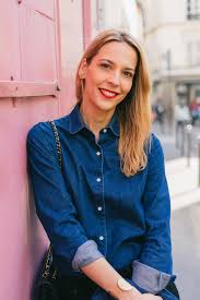 Si vous ne voulez pas porter une chemise courte ou si la taille du pantalon n'est pas assez haute, portez une chemise qui arrive exactement à l'endroit où faites attention aux points plus courts sur le devant que sur le dos. 3 Facons De Porter La Chemise En Jean Maison Standards Le Dressing Ideal