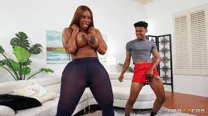 The biggest-assed black porn star exerecises the naughty way / Xozilla.com