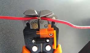 Instalaciones Electricas Residenciales Pelando Cable Principal Para Derivacion Doble En 2020 Instalacion Electrica Instalacion Cinta Aislante