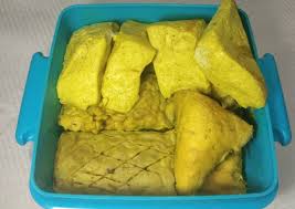 2 btg serai, memarkan 1 lbr daun kunyit 300 gr tempe, potong dadu 100 gr leunca 100 gr ikan teri, goreng (teri panjang) 300 ml air 1 btg daun bawang, iris 5 lbr daun jeruk 3 buah belimbing sayur/belimbing wuluh, iris 5 buah cabe rawit 1 buah cabe merah. Resep Tahu Tempe Bumbu Kuning Untuk Pemula