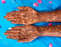 Nachdem sie ihr design gemeistert haben, lassen sie die farbe so lange einwirken, bis sie von alleine abblättert. Was Kostet Ein Henna Tattoo