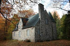 Le Site Patrimonial Du Bois De Saraguay Est Une Foret De 97 Hectares Essentiellement Composee De Feuillus Situ Avec Images Maison Canada Maisons Anciennes Quebec