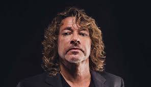 Řídit korporace ho unavilo, tak si nechal narůst vlasy a začal pro ně hrát 