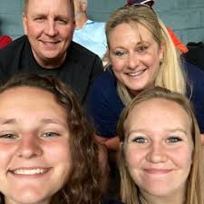 Deanna Mays's Instagram, Twitter & Facebook