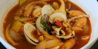 1 sdm minyak sayur 2 siung bawang putih cincang 1 sdm daun bawang iris halus 150 g daging ayam cincang halus 600 ml kaldu ayam/air 1 sdm miso kuning 1. Resep Jjampong Mi Kuah Pedas Seafood Ala Korea Dream Co Id