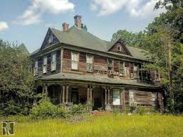 An Abandoned Gothic Inspired Craftsman In Clio Marlboro County South Carolina Explorecarolina Architecturalphotogr Abandoned Houses Old Mansions Abandoned