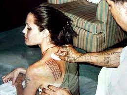 Angelina jolie has numerous tattoos all over her body and they all have different meanings. Angelina Jolies Tattoos Ein Gebet Fur Die Ungestumen Der Spiegel