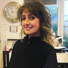أعلنت حلا شيحة بخطوة غامضة ارتداء الحجاب وبعد فترة قررت الابتعاد عن الوسط الفني تماماً، لكن بعد 12 عاماً عادت مرة أخرى بحذف كل صورها بالحجاب من على الانستغرام والتخلي عن الحجاب. ÙÙŠ ÙŠÙˆÙ… Ù…ÙŠÙ„Ø§Ø¯Ù‡Ø§ Ø­Ù„Ø§ Ø´ÙŠØ­Ø§ Ø§Ù„Ø­ÙŠØ§Ø© ØªØ¨Ø¯Ø£ Ø¨Ø¹Ø¯ Ø§Ù„Ø£Ø±Ø¨Ø¹ÙŠÙ† Ù…Ø¬Ù„Ø© Ø³ÙŠØ¯ØªÙŠ