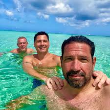 Alex Carr's Instagram, Twitter & Facebook