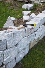 Nun wird noch die mauer angefeuchtet, indem sie mit einem bestens geeignet für die füllung sind basalt, granit, grauwacke, quarz oder gebrochener marmor. Trockenmauern Planen Anlegen Und Bepflanzen Mein Schoner Garten