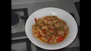 Lo spezzatino è l'argomento di gennaio e ovviamente, trattandosi di secondi piatti, il mio maritino era al settimo cielo ed ha voluto partecipare attivamente abbiamo scelto di utilizzare la carne di maiale, accompagnata da peperoni rossi e vino rosso, con una guarnizione finale a base di gorgonzola. Spezzatino Di Maiale Ai Peperoni Facile Buono E Succulento Youtube