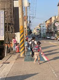 增進學子及行人安全，致用高中校門前方路段劃設標線型人行道